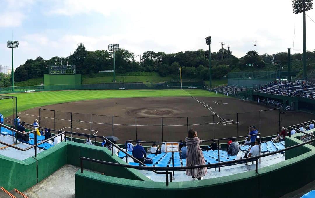 小森高博のインスタグラム：「ファームの試合をのんびりと観戦。クワワもクララも東くんも早く上がってきてよね！」