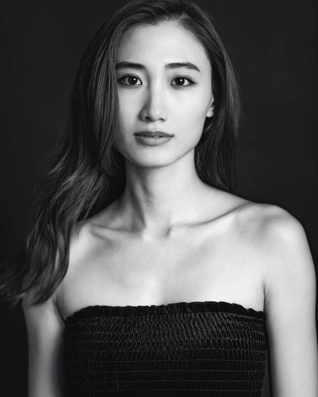 白雪のインスタグラム：「New me🖤  Which one do you like, 1 or 2 ?」