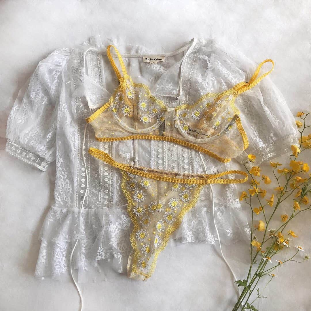 For Love & Lemonsさんのインスタグラム写真 - (For Love & LemonsInstagram)「If you have a track record of killing your house plants, here's our solution: the Lemon Drop Lingerie Set. No watering required, but just as beautiful as the real thing 🌼」7月18日 3時25分 - forloveandlemons