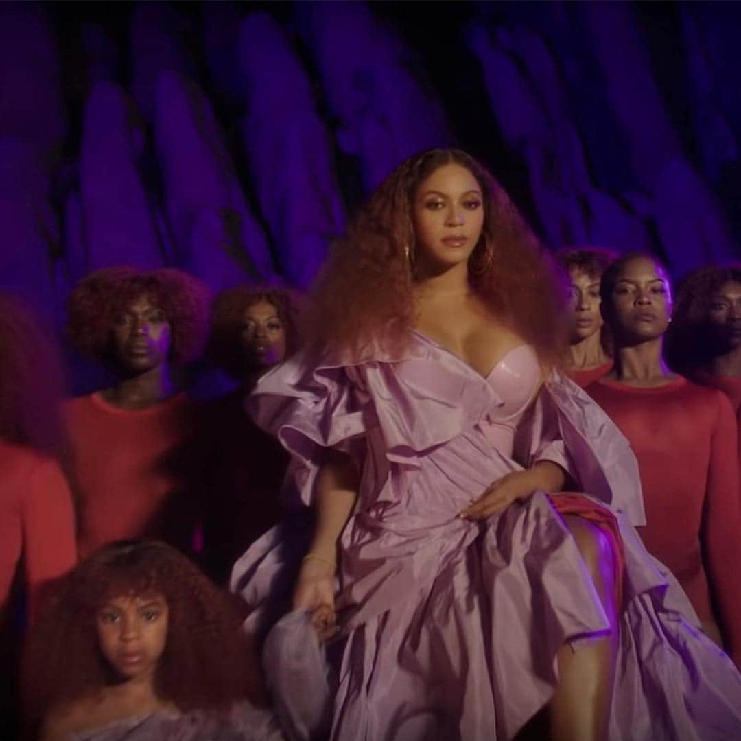 Vogue Runwayさんのインスタグラム写真 - (Vogue RunwayInstagram)「With 12 outfit changes, dancers' costumes, and a special pink gown for Blue Ivy's cameo, there was no shortage of style to appreciate in @Beyonce's latest music video for "Spirit." The first single off of her compilation album, The Lion King: The Gift, premiered yesterday with arresting visual to match its uplifting tone. Tap the link in our bio for more details, and to watch the full video.」7月18日 3時25分 - voguerunway