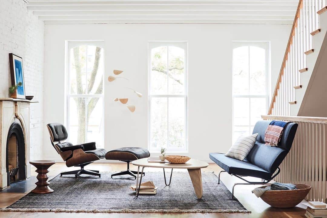 Herman Miller （ハーマンミラー）さんのインスタグラム写真 - (Herman Miller （ハーマンミラー）Instagram)「Dress your living room—large or small—in classics from iconic designers like Charles and Ray Eames and Isamu Noguchi with the Eames Lounge Chair, Noguchi Rudder Table, and Eames Compact Sofa for a punch of personality and class. #HMatHome  Available from Herman Miller in all regions except Europe and the Middle East. Contact @vitra for these regions.」7月18日 3時28分 - hermanmiller