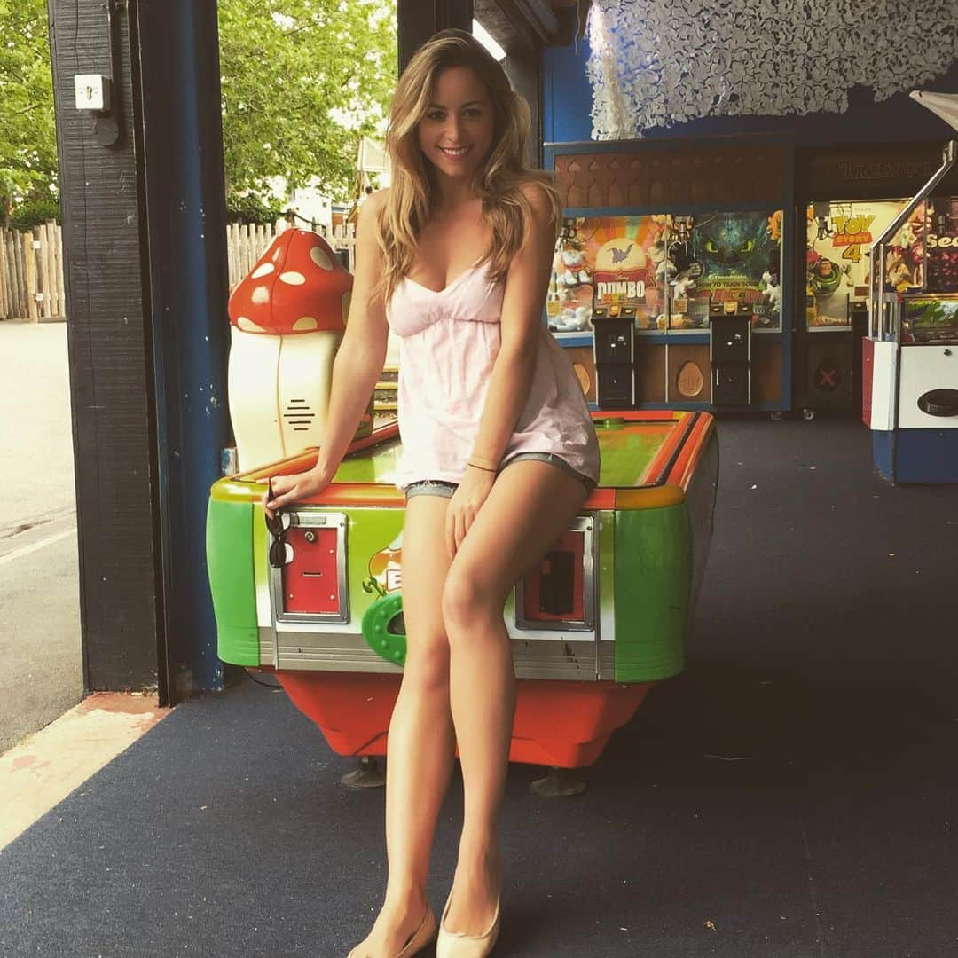 Carlyさんのインスタグラム写真 - (CarlyInstagram)「Chessington you was fun 🎢🎡🎠🍭 #bigkid」7月18日 3時34分 - carlybaker55