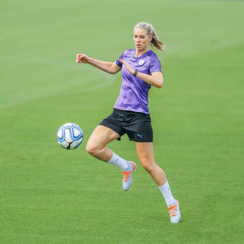 ジェンマ・ボナーのインスタグラム：「Chasing that pre season touch 😩🤦🏼‍♀️」