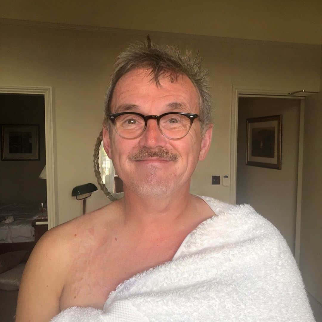 トム・キャセルのインスタグラム：「#NoFilter 🤣」