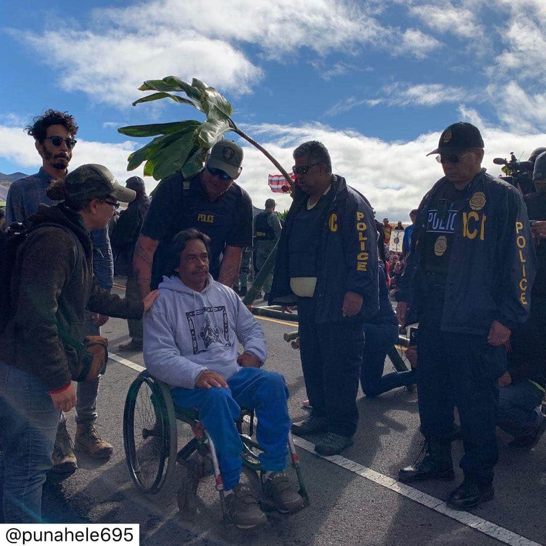 ジェイソン・モモアさんのインスタグラム写真 - (ジェイソン・モモアInstagram)「Repost @punahele695 Fresh Update. Multiple Kupuna Arrested On Mauna Kea Access Road standing up against Desecration. #NoTmt #KapuAloha #ProtectMaunaKea #KuKiaīauna #ʻAʻoleTMT #TMTSHUTDOWN COME TO THE MAUNA!!!!!!」7月18日 3時38分 - prideofgypsies