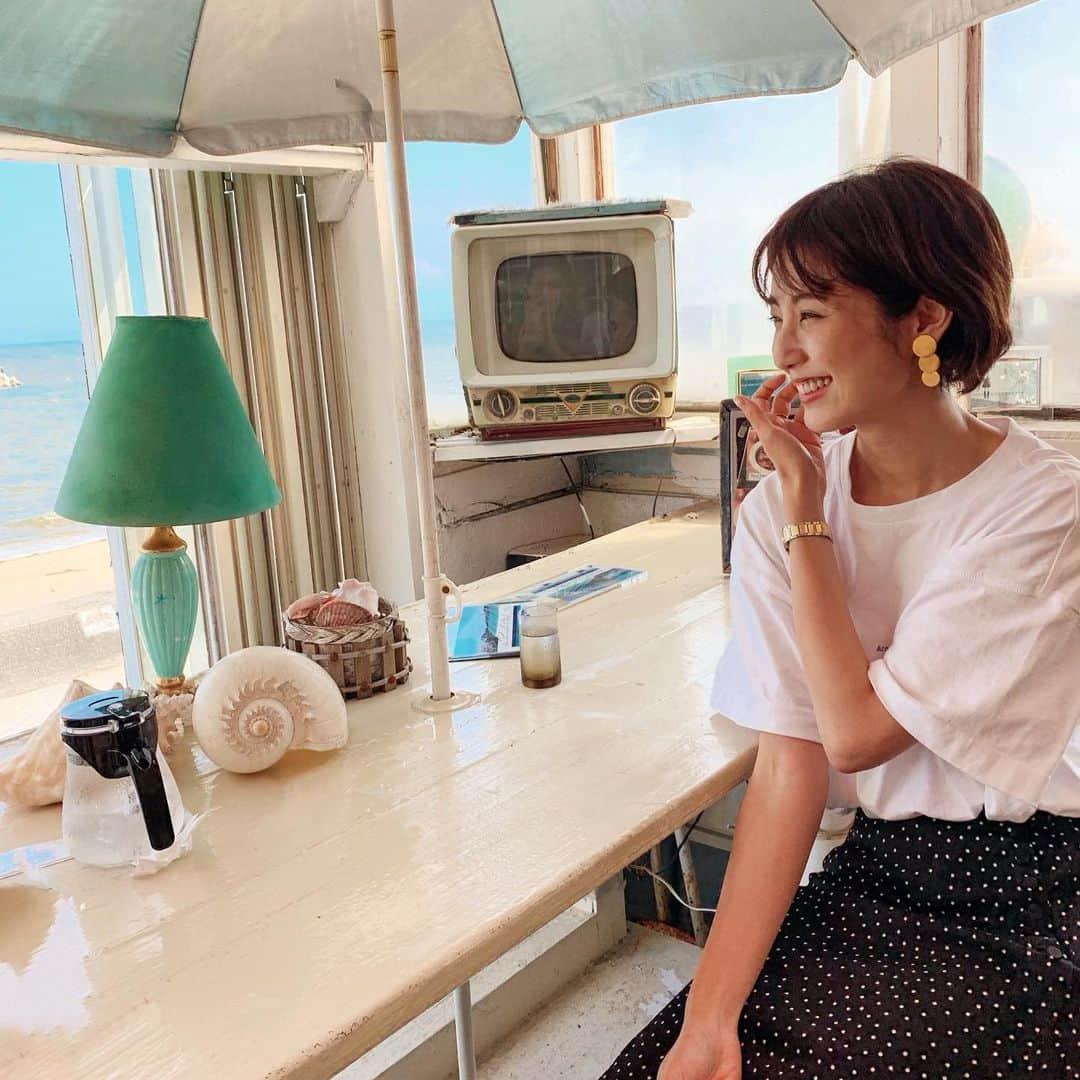 izu（出岡美咲）さんのインスタグラム写真 - (izu（出岡美咲）Instagram)「お墓参りに行った後は 海に行くのがマイルール。﻿ ﻿ 自分が育った海は 特別です。﻿ 育ったと言うか 育ててもらったと言いますか。﻿ 楽しい思い出もたくさんあるし﻿ 悲しい気持ちを消化したい時 大声でわんわん泣いても どれだけ深い悲しみでも この海が全部飲み込んでくれた事が 1番思い入れが深くなる理由かもしれない。﻿ ﻿ 子どものころは 《誰かに曝け出すのが苦手》﻿ と言うより、人に話してスッキリするような恋話だとかは話せてたけど そのほかの事って大抵 自分次第だと思ってたから 何なら今でも悲しい話をシェアする事は殆ど無い。﻿ だからこそ、東京に居ても 海行きたいなぁって日は未だにあります。﻿ 18年間育ててくれた思い入れのある場所が ﻿ 10年経っても変わらず 1番好きな場所が在ってくれることが いつも嬉しい。」7月18日 14時29分 - izu_stagram