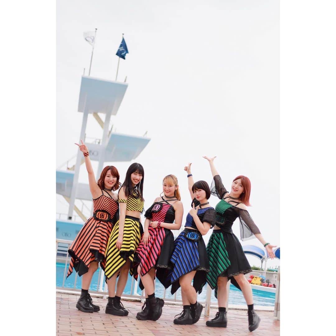 井手大介のインスタグラム：「大磯パトロール！！！ 今日キャッチしたのはゲストに来てくれたアイドルグループアップアップガールズ（仮）。5人全員で登場してくれました。アイドルグループにとって夏は超忙しい季節。灼熱のステージで歌って踊りまくる過酷な仕事。しかも笑顔で踊るからガッツが凄い！ メンバーの黄色担当佐保さんに好きなタイプを聞いてみた。「コウイカが好きです。」どの辺が好きなのか突っ込んで聞くと「フォルムが良くないですか？」確かにずんぐりしたボディと短い脚はなかなかイケメンだと僕も思う。ちなみにイカが好きなのであってイカ釣りはしたことがないそうです。いつか釣って欲しい。エギをプレゼントしようかしら。  使用撮影機材 カメラ Canon EOS6DMarkII レンズ Canon EF50mm F1.8  #oiso847 #fmyokohama #大磯ロングビーチ #大磯パトロール #catchofsummer #アップアップガールズ」