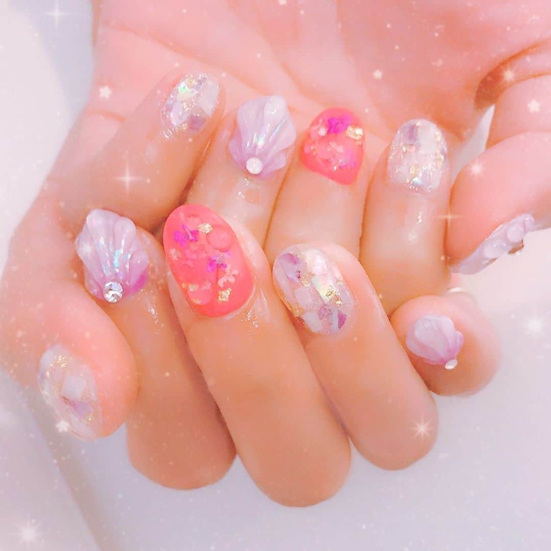 R!Nのインスタグラム：「New Nail💅 初めてなかやまちえこさんにお願いしました💜  イメージを伝えたんだけど、こんなにも素敵に仕上げてくださって、想像の何百倍も素敵😭💜✨ シェルで夏っぽさもプラスして、 最近の白ピンクの衣装に合わせたカラーでネイルしてもらいました！  ほんとセンスの塊です…これからもお世話になります！！ . . .  #なかやまちえこ #神 #nail #ネイル #シェルネイル #pink #white #purple #instagram #instadaily #instapic #likeforlikes #chiekonakayama #Aldious #アルディアス #support #vocal #ringemie」