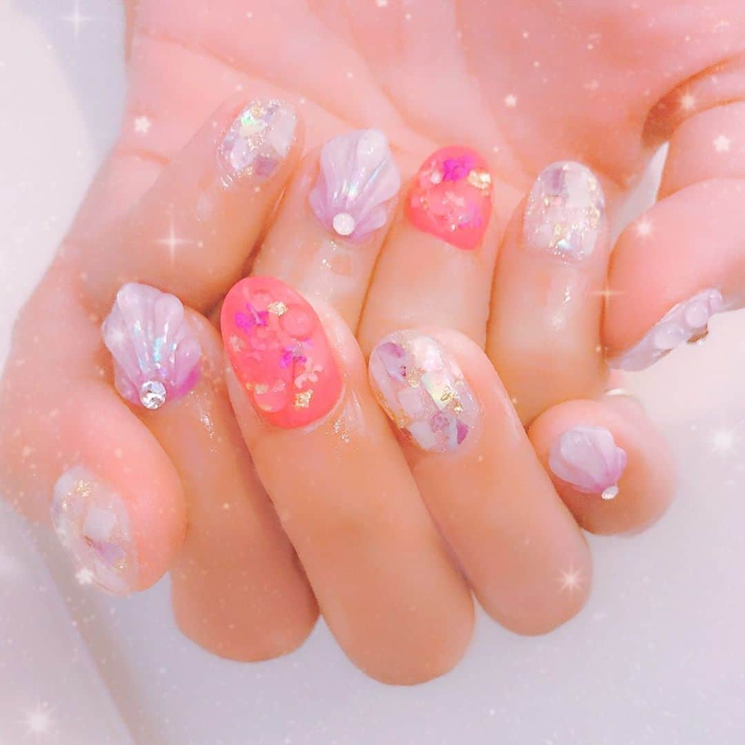 R!Nさんのインスタグラム写真 - (R!NInstagram)「New Nail💅 初めてなかやまちえこさんにお願いしました💜  イメージを伝えたんだけど、こんなにも素敵に仕上げてくださって、想像の何百倍も素敵😭💜✨ シェルで夏っぽさもプラスして、 最近の白ピンクの衣装に合わせたカラーでネイルしてもらいました！  ほんとセンスの塊です…これからもお世話になります！！ . . .  #なかやまちえこ #神 #nail #ネイル #シェルネイル #pink #white #purple #instagram #instadaily #instapic #likeforlikes #chiekonakayama #Aldious #アルディアス #support #vocal #ringemie」7月18日 13時09分 - rin_gemie