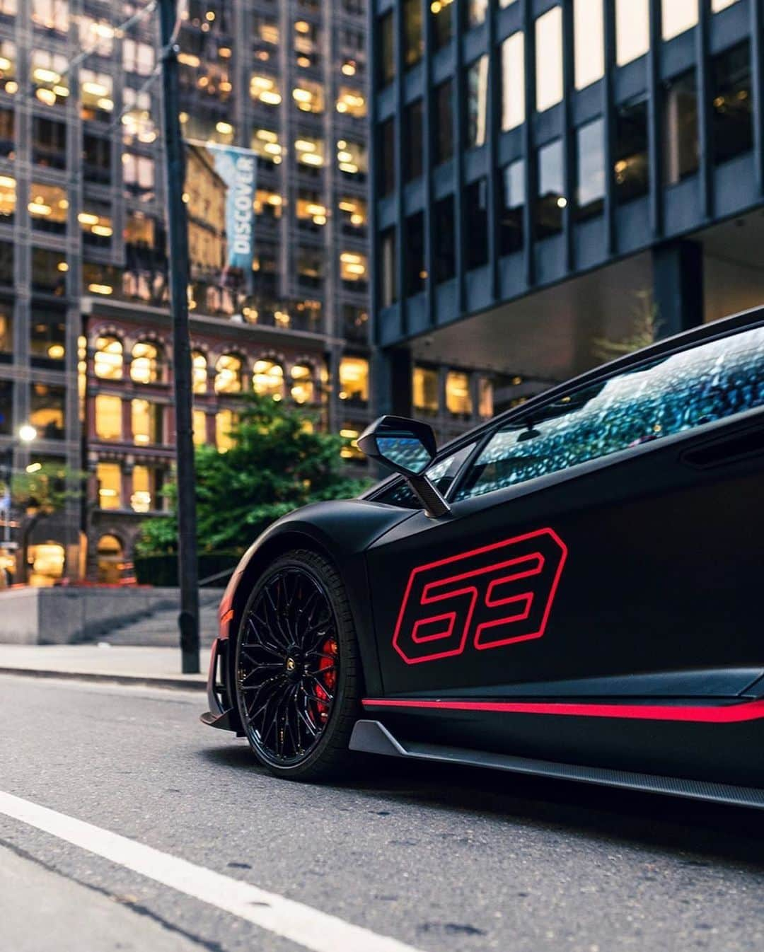 CARLiFESTYLEさんのインスタグラム写真 - (CARLiFESTYLEInstagram)「The real BATMOBILE🦇 Aventador SVJ shot by @zachbrehl \ @tetratheg0d #carlifestyle」7月18日 13時01分 - carlifestyle