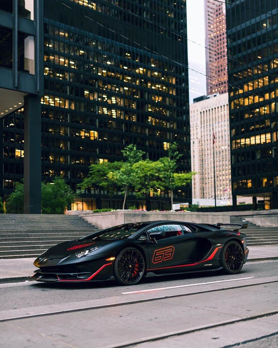 CARLiFESTYLEさんのインスタグラム写真 - (CARLiFESTYLEInstagram)「The real BATMOBILE🦇 Aventador SVJ shot by @zachbrehl \ @tetratheg0d #carlifestyle」7月18日 13時01分 - carlifestyle