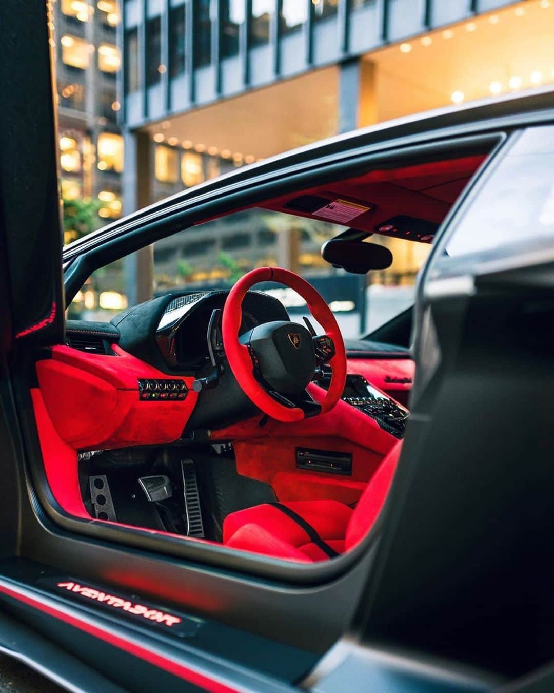 CARLiFESTYLEさんのインスタグラム写真 - (CARLiFESTYLEInstagram)「The real BATMOBILE🦇 Aventador SVJ shot by @zachbrehl \ @tetratheg0d #carlifestyle」7月18日 13時01分 - carlifestyle