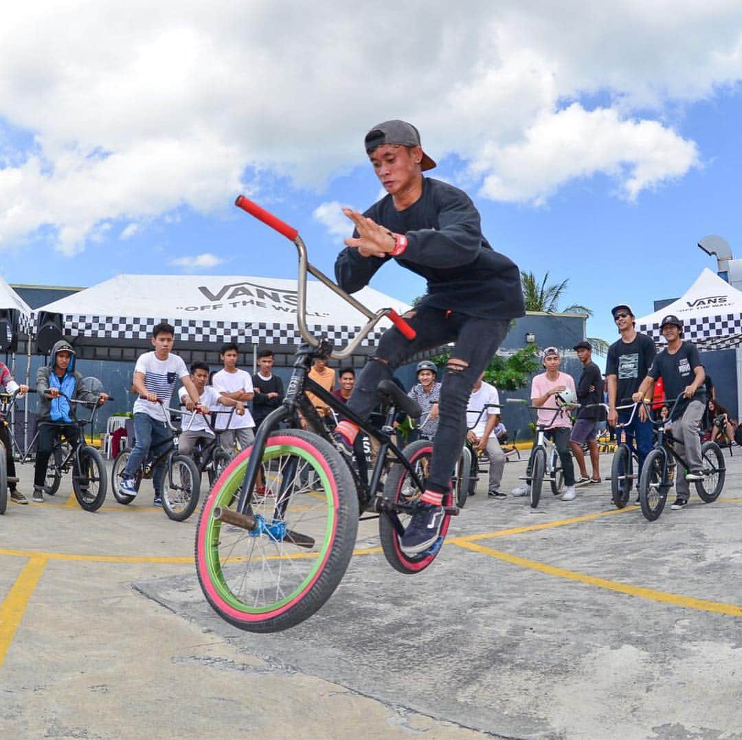 Vans Philippinesさんのインスタグラム写真 - (Vans PhilippinesInstagram)「Nothing but good vibes and good times this Saturday as we celebrate the creative expression through BMX! 🏁  Onsite registration starts at 9AM in Metrotent Convention Center. Those who registered online will have ease of access via ONLINE EXPRESS LANE on Saturday! Online registration ends tomorrow at 12NN. 📸: @mauihidalgo #VansBMX #VansBMXDay #VansPhilippines」7月18日 13時04分 - vansphilippines