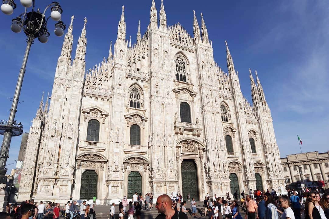 有限会社 稲葉製材住宅のインスタグラム：「イタリア旅行記 inミラノ ショッピングが楽しめるおしゃんな街で ご飯も美味しい場所でした あとハトも多めでした  #イタリア#ミラノ#ドォーモ#ゴシック#教会#建築#美術#歴史#どうやって建てるのか意味が分からん#旅行#旅#海外#人気#観光#ファッション#おしゃれ#新築#家#家づくり#マイホーム#リフォーム#リノベーション#暮らし#生活#工務店#熊本#玉名#山鹿#稲葉製材住宅#イナバ」