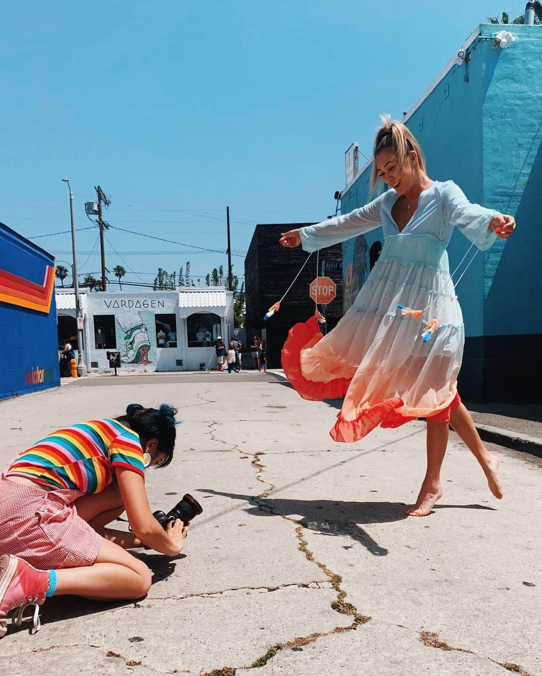 Lauren Riihimakiさんのインスタグラム写真 - (Lauren RiihimakiInstagram)「here’s to new friends ✨ & rainbow dresses 🌈」7月18日 13時11分 - laurdiy