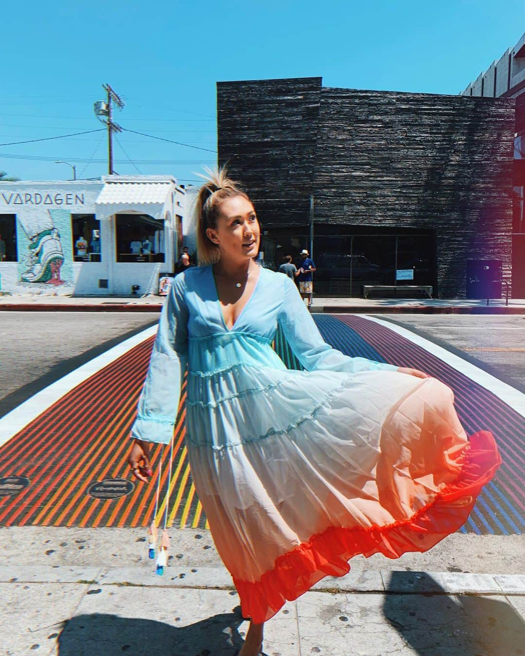 Lauren Riihimakiさんのインスタグラム写真 - (Lauren RiihimakiInstagram)「here’s to new friends ✨ & rainbow dresses 🌈」7月18日 13時11分 - laurdiy