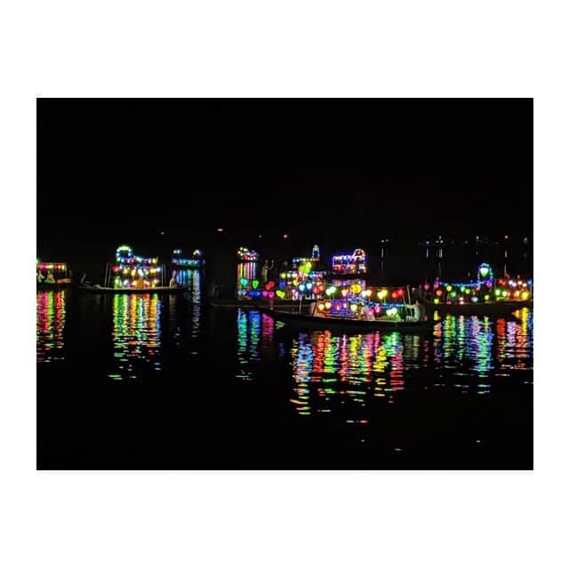RENA（久保田玲奈）さんのインスタグラム写真 - (RENA（久保田玲奈）Instagram)「‪ホイアンでお買い物&ごはん‬ ‪お船はランタンで飾られてて‬ ‪色んなデザインもあり‬ ‪めっちゃ綺麗✨✨‬ ‪灯篭流しも体験でき❤️‬ ‪もぉ気分はラプンツェル👸💕笑‬ ‪#ダナンなんだなん‬」7月18日 13時16分 - sb_rena