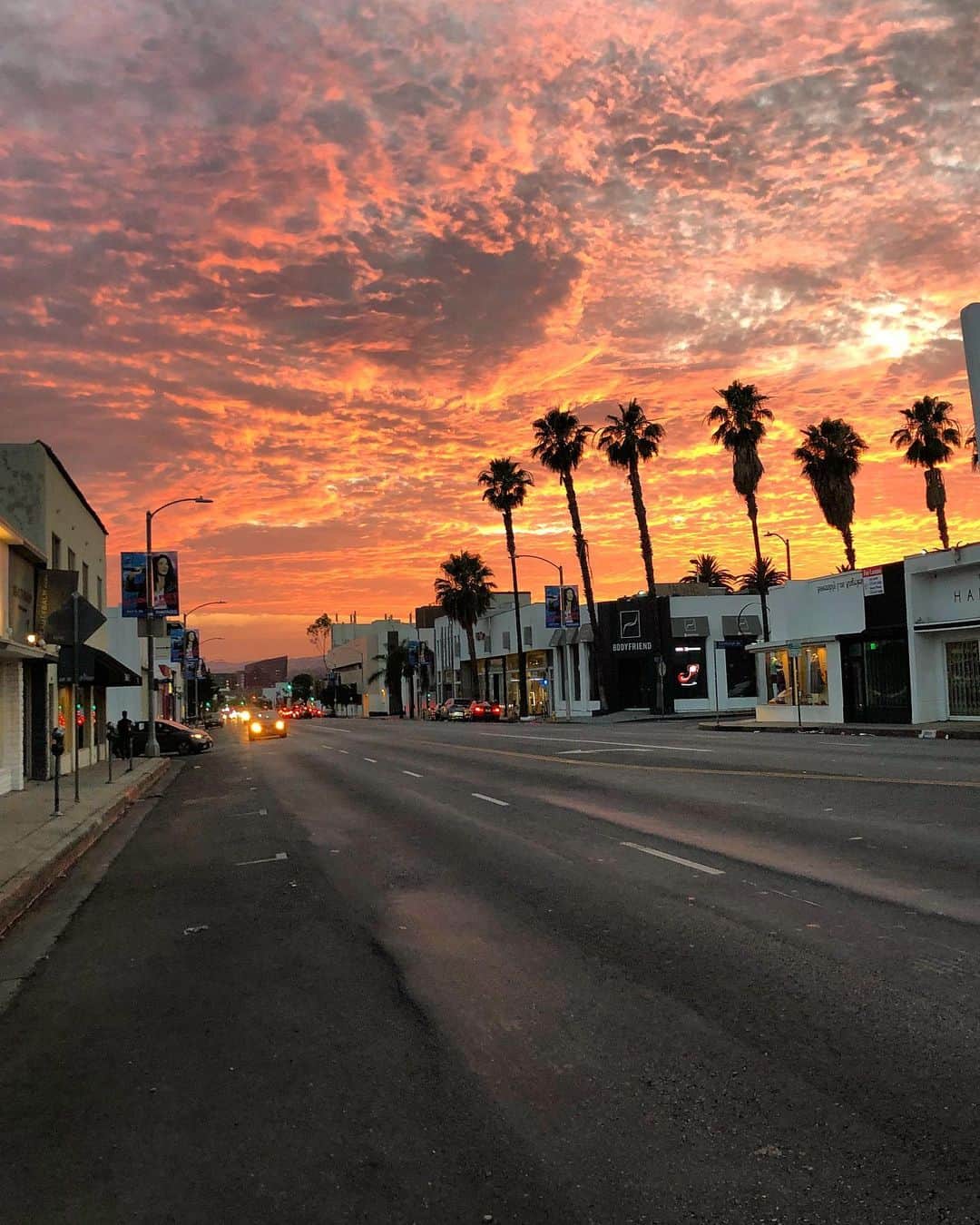 scottlippsさんのインスタグラム写真 - (scottlippsInstagram)「Sunsets on Melrose... always a good idea, goodnight #hollywood #california #muchlove #sunsets」7月18日 13時16分 - scottlipps