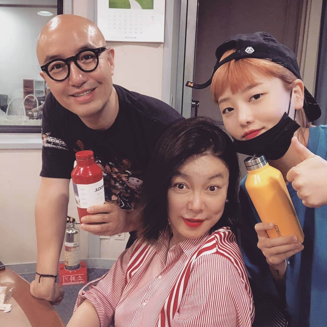 ホン・ソクチョンさんのインスタグラム写真 - (ホン・ソクチョンInstagram)「#최화정 #키썸  우리 화정누나가 이쁜이를 선물해줌. 누나 갖고다니는 텀블러가 너무 이쁘고 탐나서. 누나 이거뭐야? 했더니. 1주일후 키썸은 노랑 나는 빨강 선물 ㅎㅎㅎㅎ 센스쟁이. 누나 다음엔. 누나 가방보고. 이거뭐야? 이러면 가방 줄꺼지? ㅋㅋㅋㅋ쌩유베리감사」7月18日 13時20分 - tonyhong1004