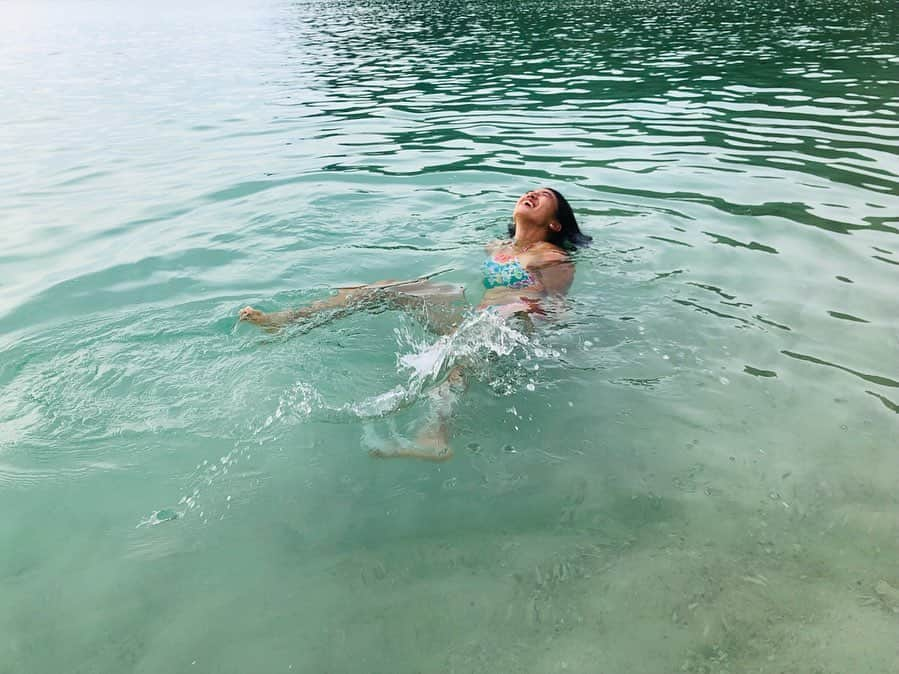 加藤未唯さんのインスタグラム写真 - (加藤未唯Instagram)「うーみっ🏖🐠 浅瀬にお魚いたよ！  #ペルヘンティアン #perhentian #ポカリスエット #cm #綾瀬はるか #浮かんでみた」7月18日 13時29分 - miyukato1121