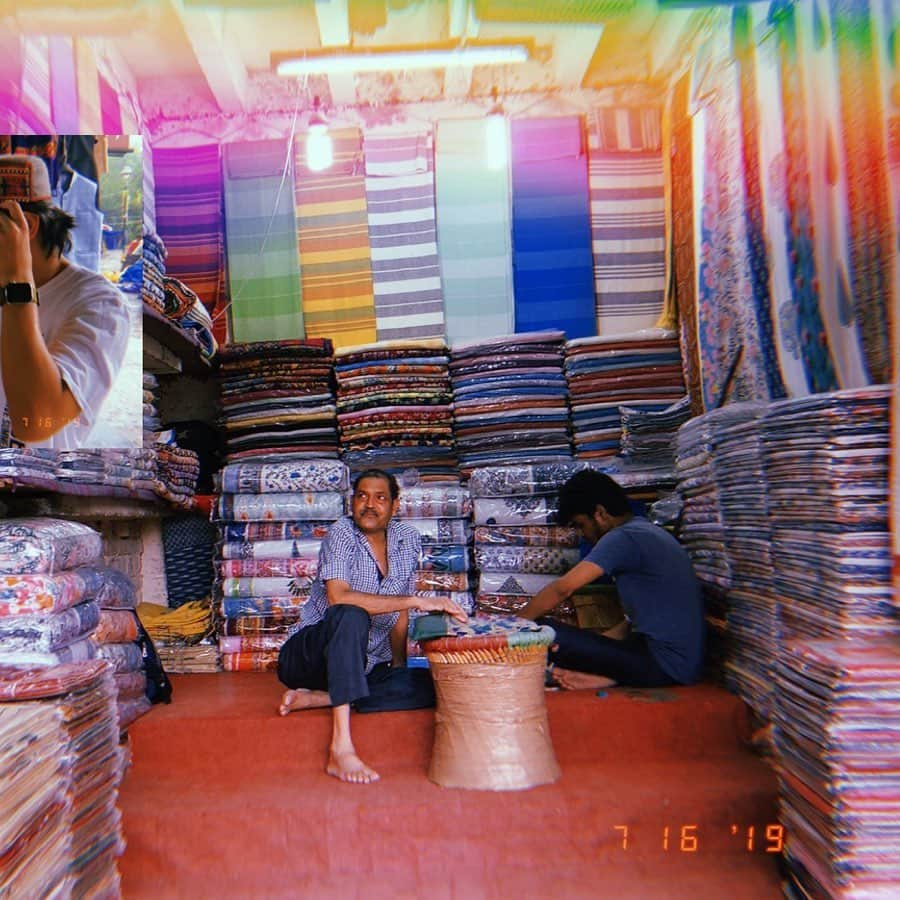 ショーン・エバリストさんのインスタグラム写真 - (ショーン・エバリストInstagram)「🇮🇳”Dilli Haat” market in Delhi. Local handicraft for the community. The colors are overwhelming and beautiful 🌈 s/o @akankshabhakoo with the bargaining chops 🔥🙏🏽 Wish I had a bag big enough to take all of this amazing stuff with me😫」7月18日 13時44分 - shaunevaristo