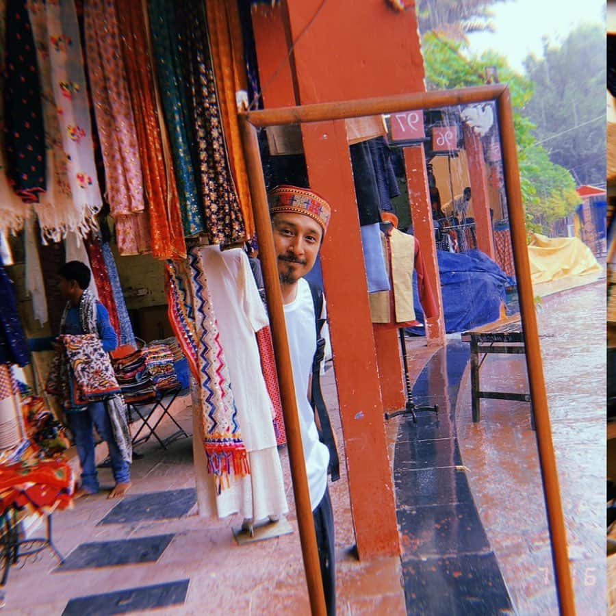 ショーン・エバリストのインスタグラム：「🇮🇳”Dilli Haat” market in Delhi. Local handicraft for the community. The colors are overwhelming and beautiful 🌈 s/o @akankshabhakoo with the bargaining chops 🔥🙏🏽 Wish I had a bag big enough to take all of this amazing stuff with me😫」