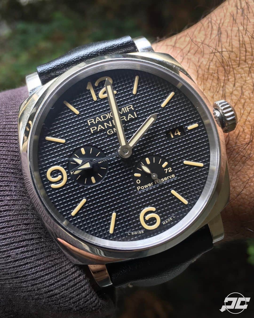 パネライのインスタグラム：「Are you a fan of the hobnail dial?  Here it is with the painted dial of the #Panerai #PAM628 45mm Radiomir 1940 GMT Power Reserve. #paneraicentral」