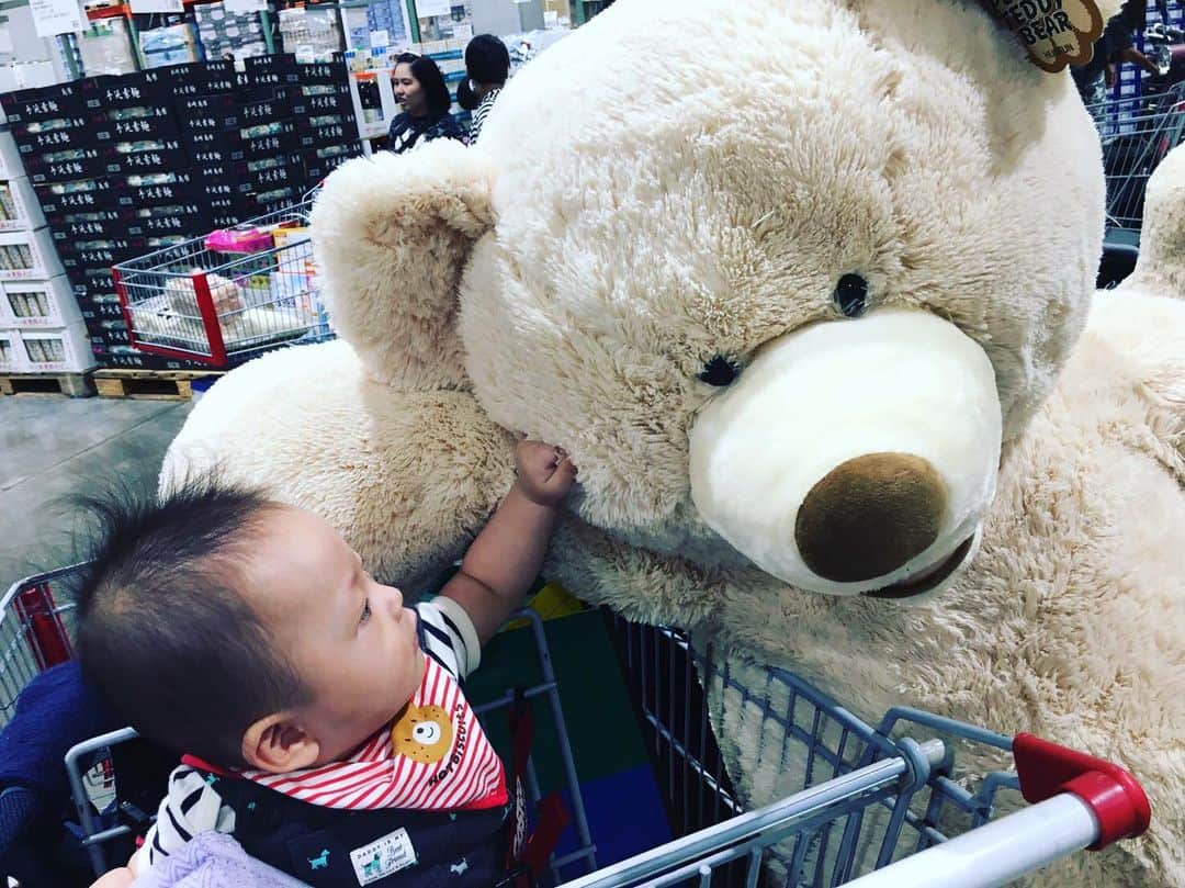 村主章枝さんのインスタグラム写真 - (村主章枝Instagram)「Kosei met with huge teddy bear 🧸  #teddybear」7月18日 13時45分 - fumie.suguri