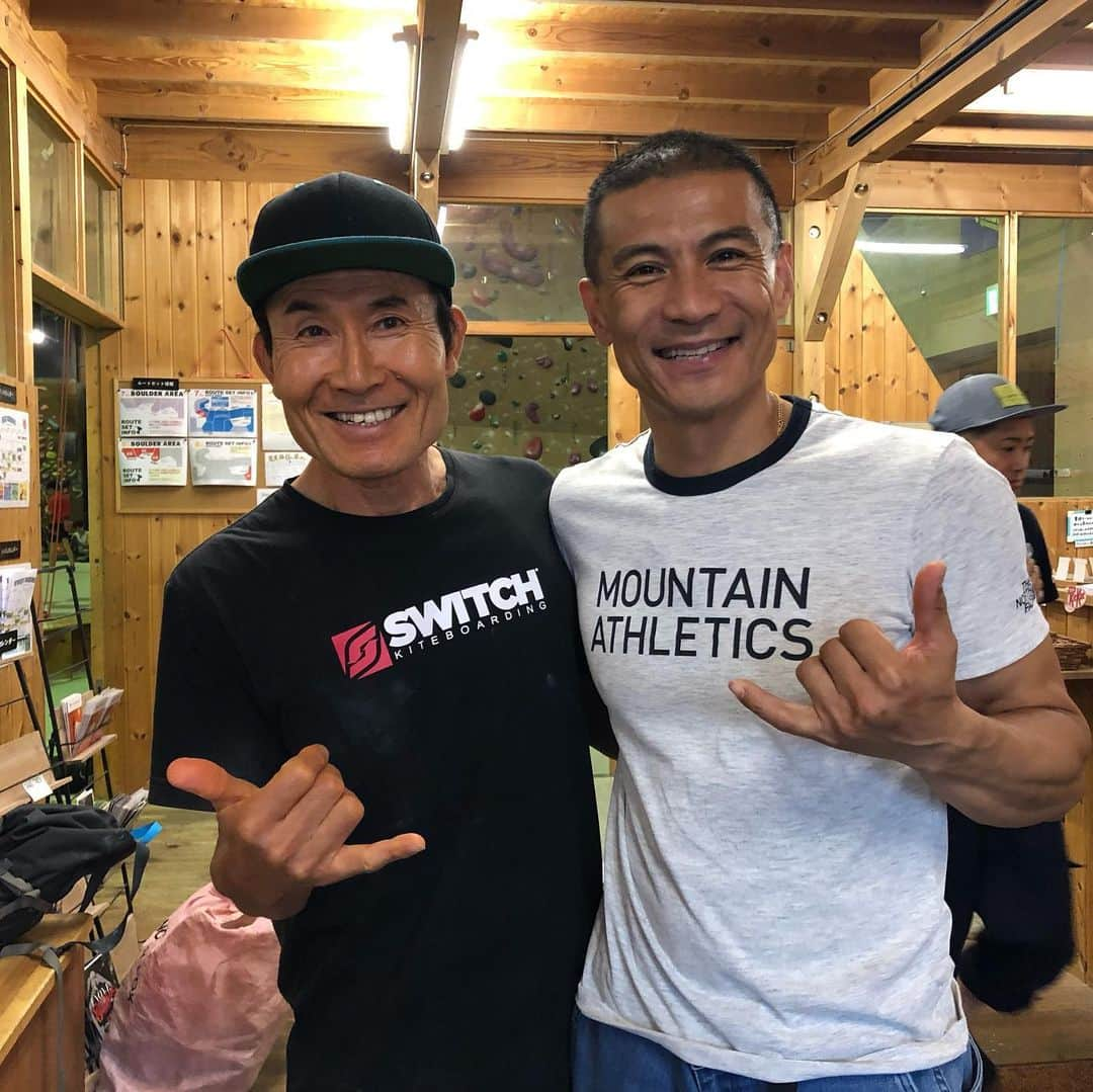 平山ユージさんのインスタグラム写真 - (平山ユージInstagram)「ハワイから新鮮な風を運んでくれました。レジェンド中のレジェンド、鈴木英貴さんが@climbparkbasecampに来てくれた。スティングレイ初登で有名な英貴さんは僕が始めた80年代中頃、世界最難を次々と落としていたクライマーです。英貴さんは人生最大のチャレンジ であった1997年のサラテオンサイトトライで僕のサポートをしてくれた恩人です。68歳になられている英貴さんの人生を楽しんでいる様子にパワーを頂きました。お越し頂きありがとうございました🙏  A Fresh breeze from Hawaii.  A legend of the legend, Hidetaka Suzuki, came to @climbparkbasecamp.  Hidetaka is famous for his first ascent of Stingray 5.13d. Also Hidetaka is a climber who made several world's hardest climbing in the middle of the 80's. And who has supported me at the 1997 Salathé on sight challenge, which was the biggest challenge in my life.  I can get stimulation to enjoy the life of the 68-year-old Hidetaka .  Thank you for coming🙏」7月18日 13時50分 - yuji_hirayama_stonerider