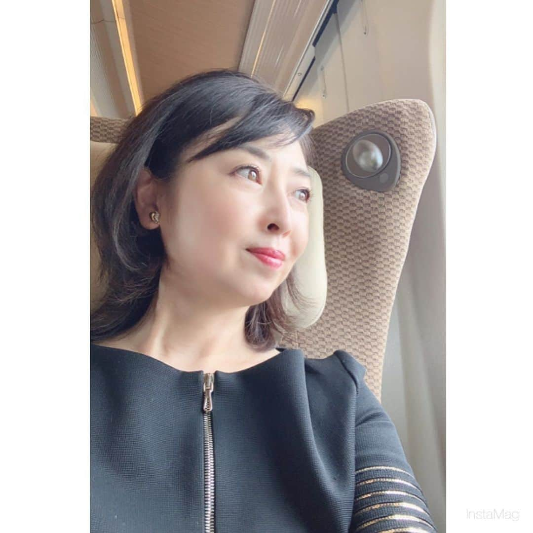 牛窪万里子さんのインスタグラム写真 - (牛窪万里子Instagram)「今日はこれから仙台で講演。日帰りです！来週は台風の影響が心配ですが、無事に岡山、札幌での講演が終わりますように…🙏 #講演 #仙台 #新幹線で移動中  #これから行ってきます  #台風が心配 #無事に終わりますように」7月18日 14時01分 - mariko_ushikubo