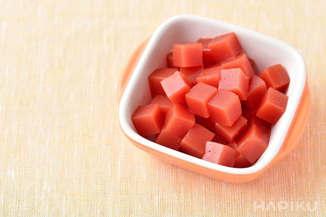 HAPIKU HAPIKU（ハピク）さんのインスタグラム写真 - (HAPIKU HAPIKU（ハピク）Instagram)「★★煮ても焼いてもおいしい♪夏が旬のトマトを使ったレシピVol.1★★ 夏が旬のトマト。 生のままサラダなどに使うことが多いけど、実は煮る・焼くなど加熱調理でも美味しく食べられるよ！ 加熱した方が甘みや旨みが増して、トマトが苦手な子どもでも食べやすくなるかもしれないね。 今日からトマトを使ったレシピを紹介していくよ～ --- 【コロコロトマトゼリー】 ●材料（幼児4～5人分）● ・ホールトマト缶…180g ・砂糖…大さじ1と1/2弱 ・粉寒天…大さじ1/2 ・りんご濃縮果汁…160cc --- ●作り方● ①ホールトマト缶をフードプロセッサーにかけ、ペースト状にします（種が気になる場合はフードプロセッサーにかけたあと、ザルでこしてください）。 ②鍋に①・砂糖・粉寒天・りんご濃縮果汁を入れ、混ぜ合わせたら火にかけます。 ③沸騰したら弱火にして1分間加熱します。 ④バットに③を流し入れ、粗熱が取れたら冷蔵庫に入れて冷やし固めます。 ⑤1cm角にカットし、器に盛り付けます。離乳食が終わったばかりの子どもにはクラッシュしてあげましょう。 ============================= https://shoku.hapiku.com/recipe/osusume/135/ →詳細はプロフィールのリンクからもみることができるよ！ ============================== #HAPIKU #HAPIKUレシピ #幼児食レシピ #幼児食 #保育園 #保育園給食 #保育園弁当 #保育園おやつ #保育園栄養士 #食育 #子育て #こどもごはん #こどものおやつ #こどものいる暮らし #新米ママ #トマト」7月18日 14時02分 - hapiku
