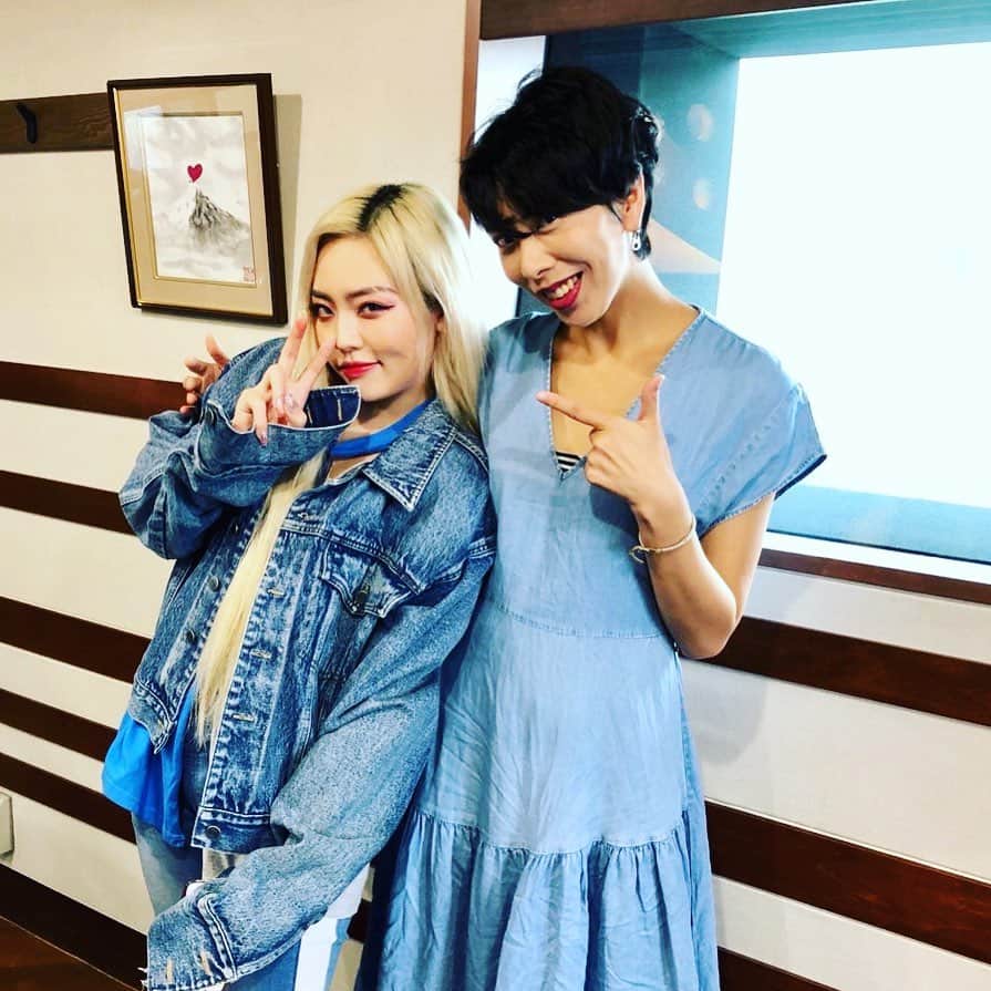 LOVEのインスタグラム：「デニムズ結成 with ちゃんみな。  もしも同級生だったら。 つるむグループ違うけど時々離脱して、お互い単体で集合して大事な話ができる、みたいな。  ちゃんみな。手を抜かない女。 おまいさん最高か。  #ちゃんみな」