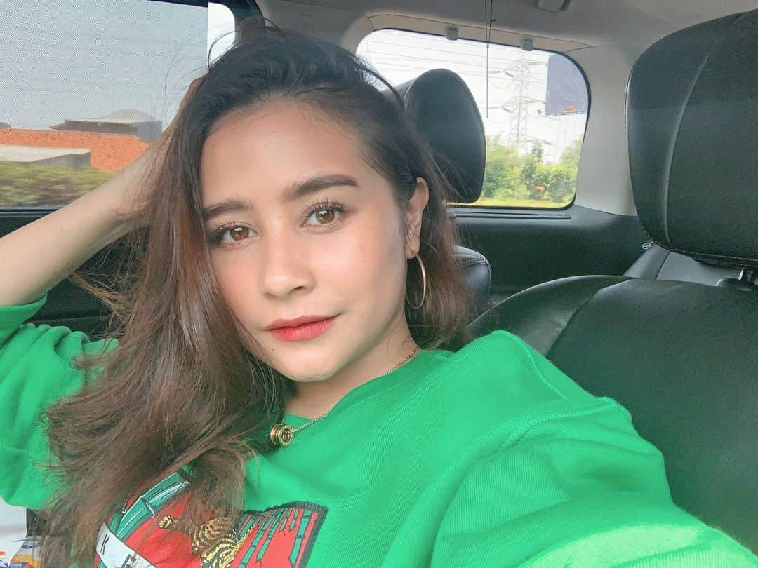 Prilly Latuconsinaさんのインスタグラム写真 - (Prilly LatuconsinaInstagram)「🤷🏻‍♀️」7月18日 13時54分 - prillylatuconsina96