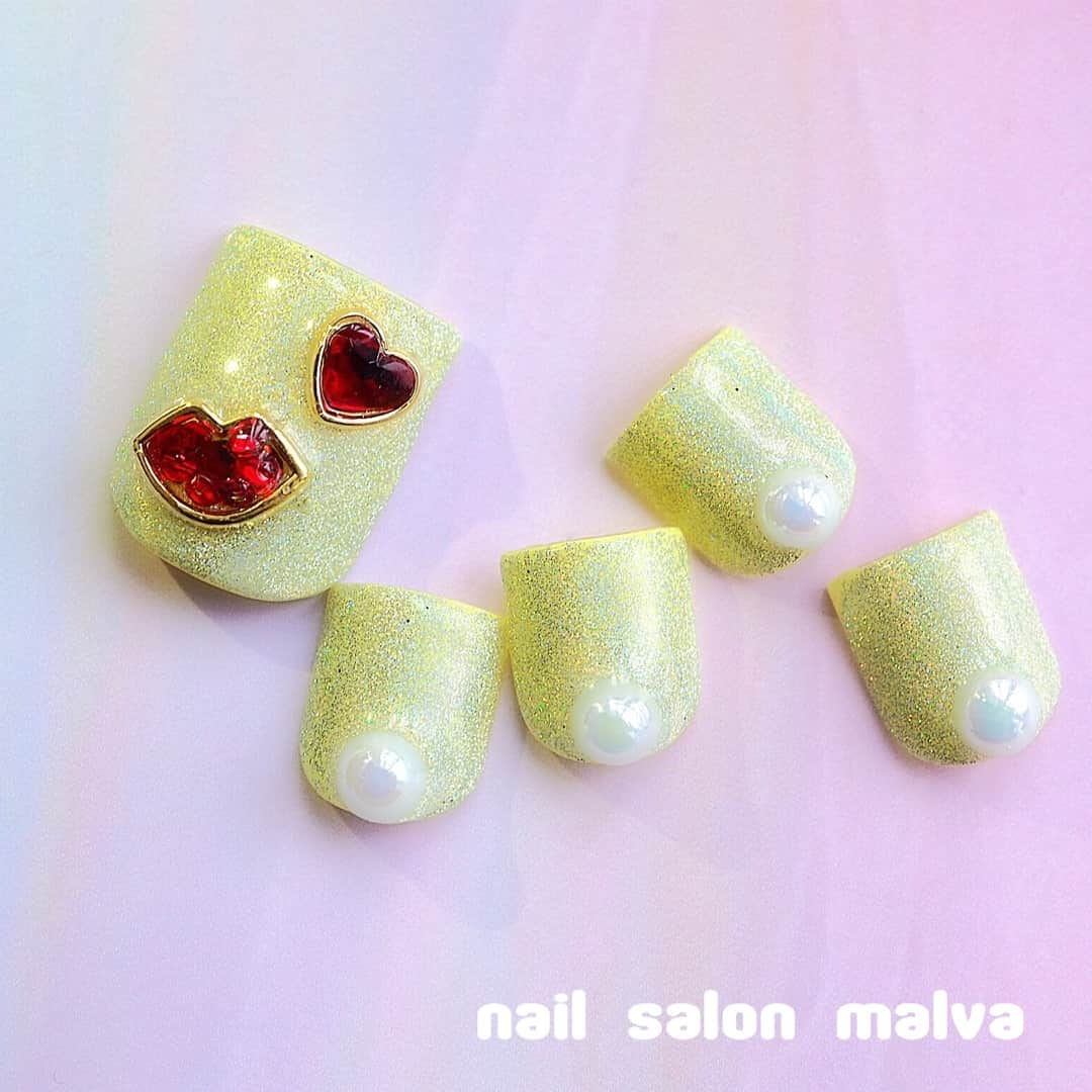 nailsalon malva（ネイルサロンマルヴァ）さんのインスタグラム写真 - (nailsalon malva（ネイルサロンマルヴァ）Instagram)「★フットベーシックプラス161★  スワイプでベースのユニコーンの輝きみてみてください🌈 ハンドとセットもキャンペーンでてます✯*･ :.｡ nailsalon malva  ご予約はLINEからがオススメです☆ 🌙原宿LINE ID→《@malva》 ※@を忘れずに‼︎ 全てのアートや料金表はHPより http://www.malvanail.com/sp/  #malva#マルヴァ#ネイル#gelnail#nail#nailart#naildesign#nailstagram#ジェル#gel#ジェルネイル#ネイルデザイン#原宿ネイル#nailsalon#ネイルサロン#ネイルチップ#森絵里香#malvaネイル#malvanail#ネイリスト募集#美甲#ユニコーンネイル#ハンドネイル#夏ネイル#네일#젤네일#甲油#指甲#beauty#ネイル動画」7月18日 14時00分 - malva_nail