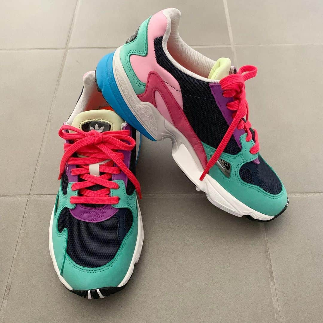 ryuu79hinaのインスタグラム：「#newin 👟💕 ・ ・ ずっと欲しかったカラフルな靴 かーわーいーいー💜❤💙💚 ・ ・ ━━━━━━━━━━━━━━━━━━━━━ #adidas#アディダス#アディダスファルコン#記録#スニーカー#スニーカー女子#置き画#置き画くら部#置き画倶楽部#カラフル#local#mineby3mootd#おしゃれさんと繋がりたい#좋아요#좋아요환영#인스타그램#일상#일상스타그램#데일리그램」