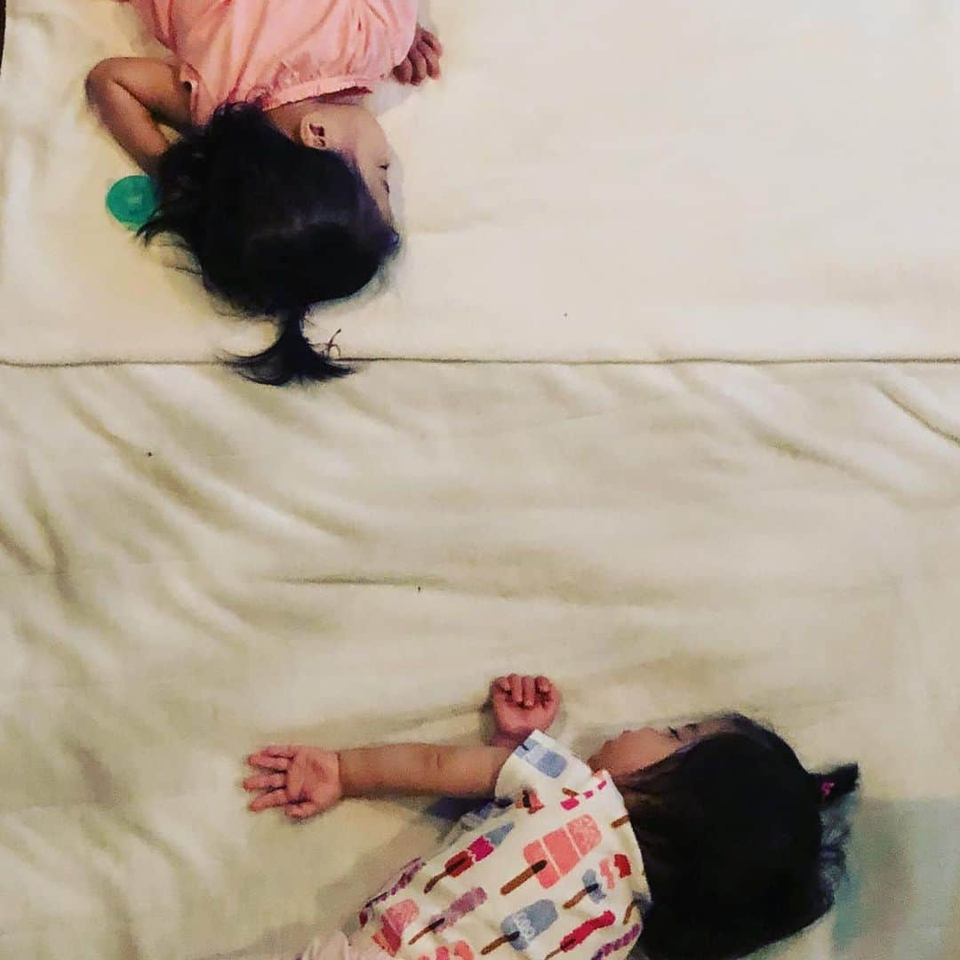 遠近由美子さんのインスタグラム写真 - (遠近由美子Instagram)「我が家の双子さん。 . 双子👶 姉 、、、ヘルパンギーナ 双子👶妹 、、、手足口病 . １日差でひとりずつ、違う流行り風邪を 持ち帰ってきました😱😱 . どちらも、飛沫感染します👨‍⚕️と言われ たので なるべく気をつけてはいたけど . 食べかけのおやつを、あーん♡とお互い食べさせるし💧  おままごとで、同じおもちゃパクパク食べ真似しながら（半分なめてるし）💧 相手のお茶ぐびぐび飲むし🙀💧 . あ”ーー 🙀！！待ってー！と 隔離を試みて みたものの . . んー 無理  ƪ(˘ ˘)ʃ  母、諦めました。 . なので、もはやどっちが、何のお熱なのかわかりませんが。。 . 対処法も、お薬も同じだから これを機に、頑張って、ふたつの免疫を獲得しようね 💪💪 . もう かれこれ 2週間🌀でも、やーっと２人とも 元気になってきたみたい。 . @banks_shibuya の5周年パーティもあるし、、よかった😂 .  #相変わらず保育園に行かれない #双子さん #双子育児 #手足口病 #ヘルパンギーナ #流行り風邪 #流行に敏感 #頑張れ双子さん #1歳5ヶ月 #になりました #色々予定返上ごめんなさい🙏」7月18日 14時10分 - yumiko_tochika