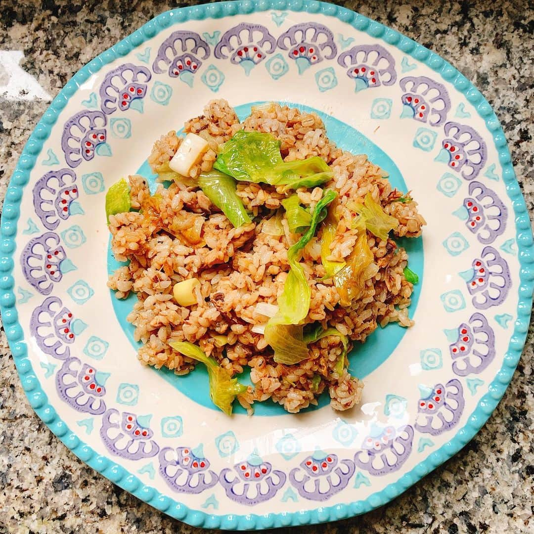 多岐川華子さんのインスタグラム写真 - (多岐川華子Instagram)「鯖の水煮缶でレタスチャーハン🥬 今あるもので🤔🤔の結果☺️ . 先に使う分のご飯をボウルに入れて、そこにほんのちょっと顆粒の和風だしを混ぜておく（ほんとにちょっと。小さじ1よりもっとちょっと） ↑ これやらなくても大丈夫🙆‍♀️ . ⚫︎フライパンにサラダ油 鯖の水煮缶の具だけをほぐしながら炒める ⚫︎そこに長ネギを入れ軽く炒める ⚫︎ご飯を投入。混ぜ合わせ、いい感じに油がまわったら ⚫︎和風の顆粒だし（小さじ1くらい）、レタス、コショウを入れ全体に味がまわるように炒める ⚫︎最後に鍋肌から醤油を流し入れ 水気も飛ばしつつ味をからめて完成❤️ （私は大さじ1くらいだけどお好みで） . 今回は多めのお茶碗二杯分での量で調理しました🙋‍♀️ 食べきれない分は冷凍！ 冷凍最強✨ . . #food#cooking#instafood#cookingram#lunch#home#ご飯#おうちごはん#お昼ご飯#ランチ#料理#時短レシピ#時短料理#簡単料理#缶詰レシピ#鯖の水煮缶#サバ缶レシピ#炒飯#チャーハン#鯖缶チャーハン#残りは冷凍#はなこ飯」7月18日 14時04分 - hanako__official