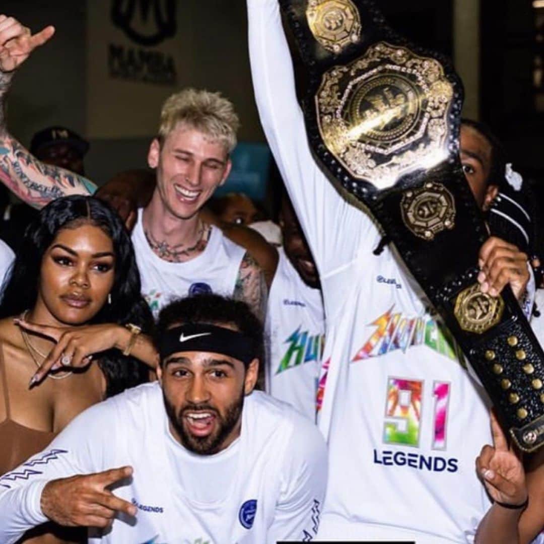 Young Gunnerさんのインスタグラム写真 - (Young GunnerInstagram)「thanks for drafting me coach @quavohuncho 🏀😝🤟🏽 win win win.」7月18日 14時06分 - machinegunkelly
