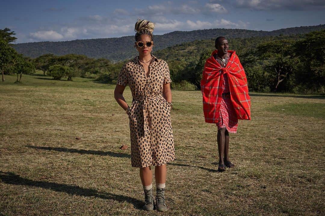 ケリスのインスタグラム：「This is our tracker and guide here in Masai Mara . His name is Enock , and he is a Masai warrior . there is so much ive learned from him this week . Kenyan people are also so naturally calm and mild . I love when I fly somewhere for the first time and immediately walking out of the airport you get a sense of the culture instantly. It was busy but relaxed and so respectful. It's hard to explain but I knew right away this was going to be good . But I couldn't have foreseen just how great it would be .」