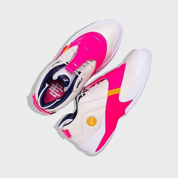 HYPEBEASTさんのインスタグラム写真 - (HYPEBEASTInstagram)「@hypebeastkicks: @ericemanuel has linked up with @reebok to rework Allen Iverson’s fifth signature shoe. The Answer V Retro takes on two vibrant colorways, and features the NYC-based designer’s “EE” branding in place of the classic “I3” logo. Both iterations will release alongside a range of matching apparel. Swipe to check out the collaboration. Photo: Eric Emanuel/Reebok/@theofficialai3」7月18日 14時23分 - hypebeast
