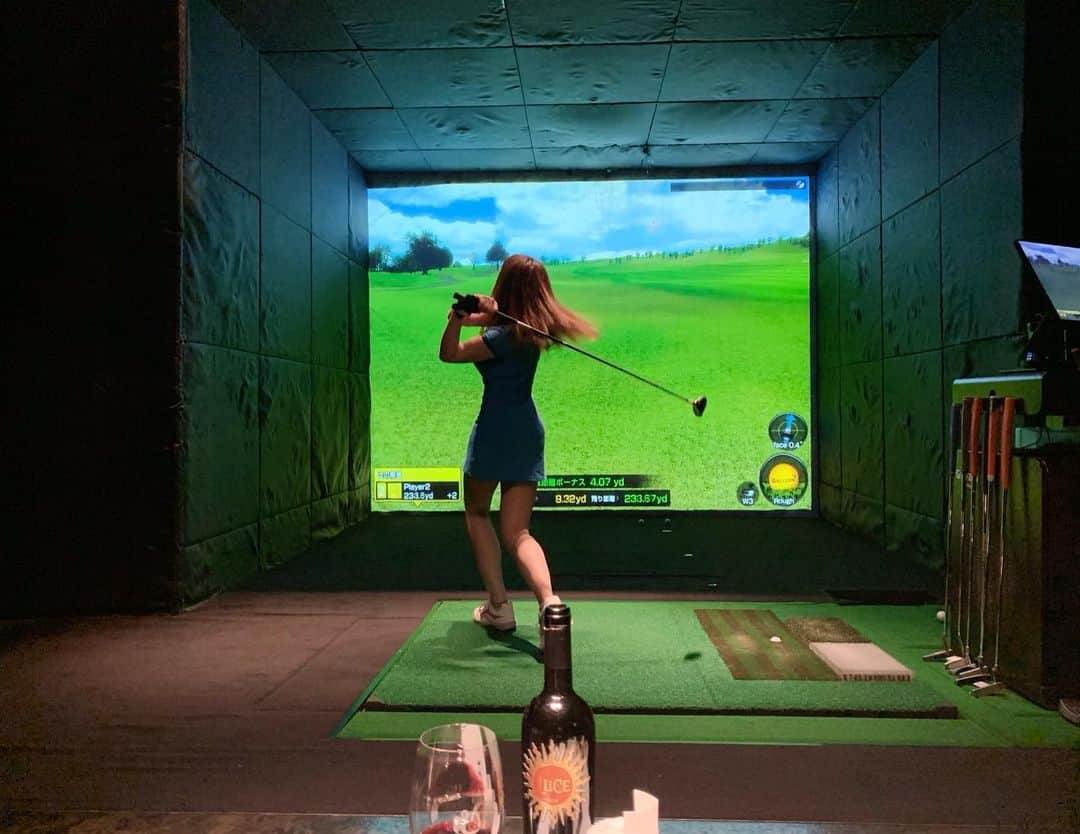 堀ジーンさんのインスタグラム写真 - (堀ジーンInstagram)「Wine and golf 🤔😂 ルーチェを飲みながらゴルフ」7月18日 14時23分 - horijeanne