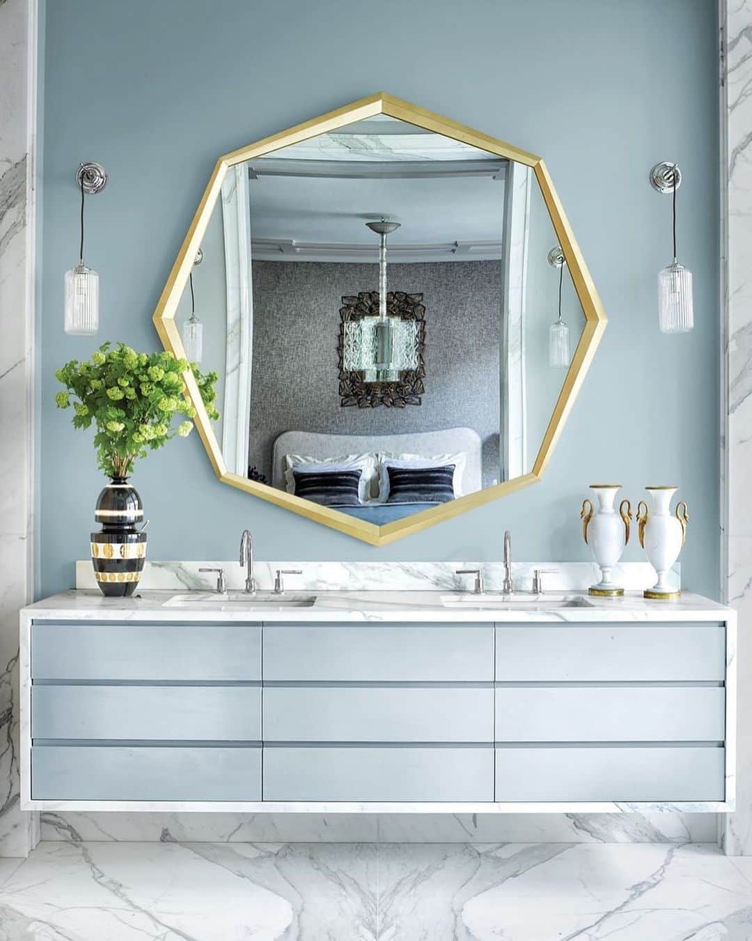 ELLE DECORさんのインスタグラム写真 - (ELLE DECORInstagram)「Calacatta marble never looked so good, as seen on walls and flooring in the master bathroom of a London townhouse designed by Jean-Louis Deniot. Click the link in bio for the full house tour, featured in our July/August 2019 issue. Photo: @simonuptonphotos / Produced by @cynthiaefrank」7月18日 5時30分 - elledecor