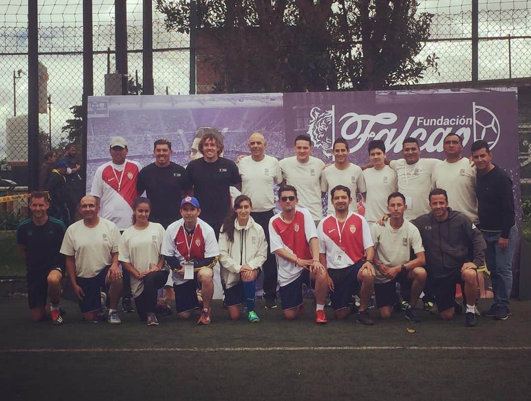 ラダメル・ファルカオさんのインスタグラム写真 - (ラダメル・ファルカオInstagram)「Muchas gracias @ludogiuly8 @tonton_stef11,  @shishaamin, Gaël Givet, Asociación Let’s Play,  @UEFA_Foundation y @asmonaco por el esfuerzo y el entusiasmo en este proyecto Play In Bogotá. Gracias por compartir el conocimiento que tienen ustedes de fútbol con nuestros entrenadores locales. A todos los entrenadores que están participando muchas gracias por el entusiasmo durante estos días y a todos los jóvenes que hacen parte de este proyecto sigan adelante con disciplina y alegría. 🏆⚽️⚽️ Thank you all @ludogiuly8,  @tonton_stef11,  @shishaamin, Gaël Givet, Asociación Let’s Play,  @UEFA_Foundation y @asMonaco. Thank you very much for all your effort, resources and eagerness in the project Play in Bogotá.  Thank you for share with colombian trainers all the knowledge and experience.」7月18日 5時34分 - falcao