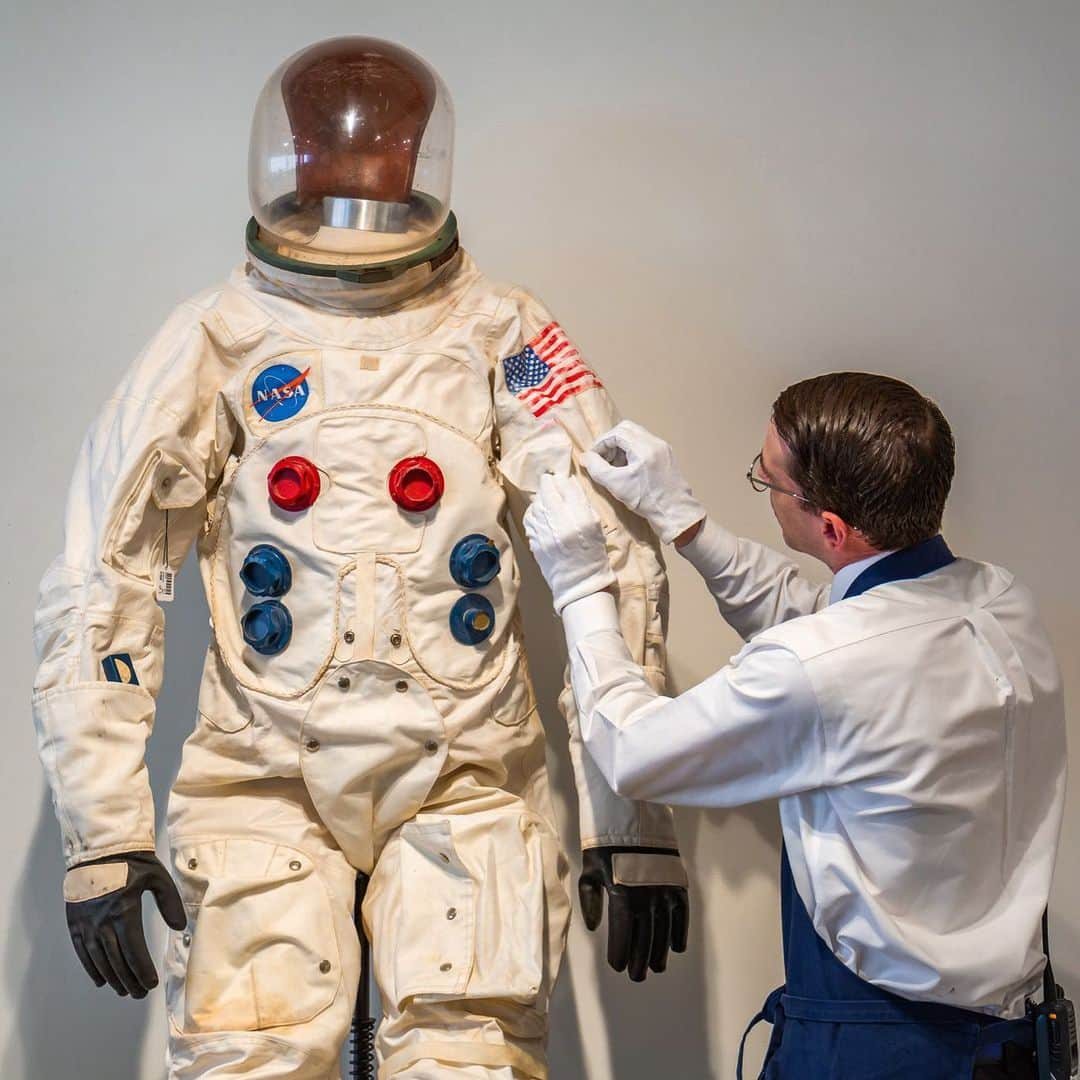 サザビーズさんのインスタグラム写真 - (サザビーズInstagram)「Time to suit up👩‍🚀! The 50th anniversary of the Apollo 11 lunar landing 🌚 and our auction dedicated to Space Exploration are both this Saturday, 20 July. With over 200 lots on offer, the sale features an impressive collection of flown mission artifacts and hardware, the finest single owner collection of flown Robbins medallions, early contractor’s models, spacesuits, maps, charts and much more. The entire sale is on view now in our #NYC galleries, including this Mock-Up A7L Spacesuit from 1969, which is a replica of the spacesuits used to walk on the moon during the Apollo 11 mission. Visit 1334 York Ave through this Friday, 19 July to view an exhibition that is truly out of this world! #SothebysinSpace #apollo50 #apollo50th #apollo11 #SpaceExploration #moonlanding」7月18日 5時41分 - sothebys