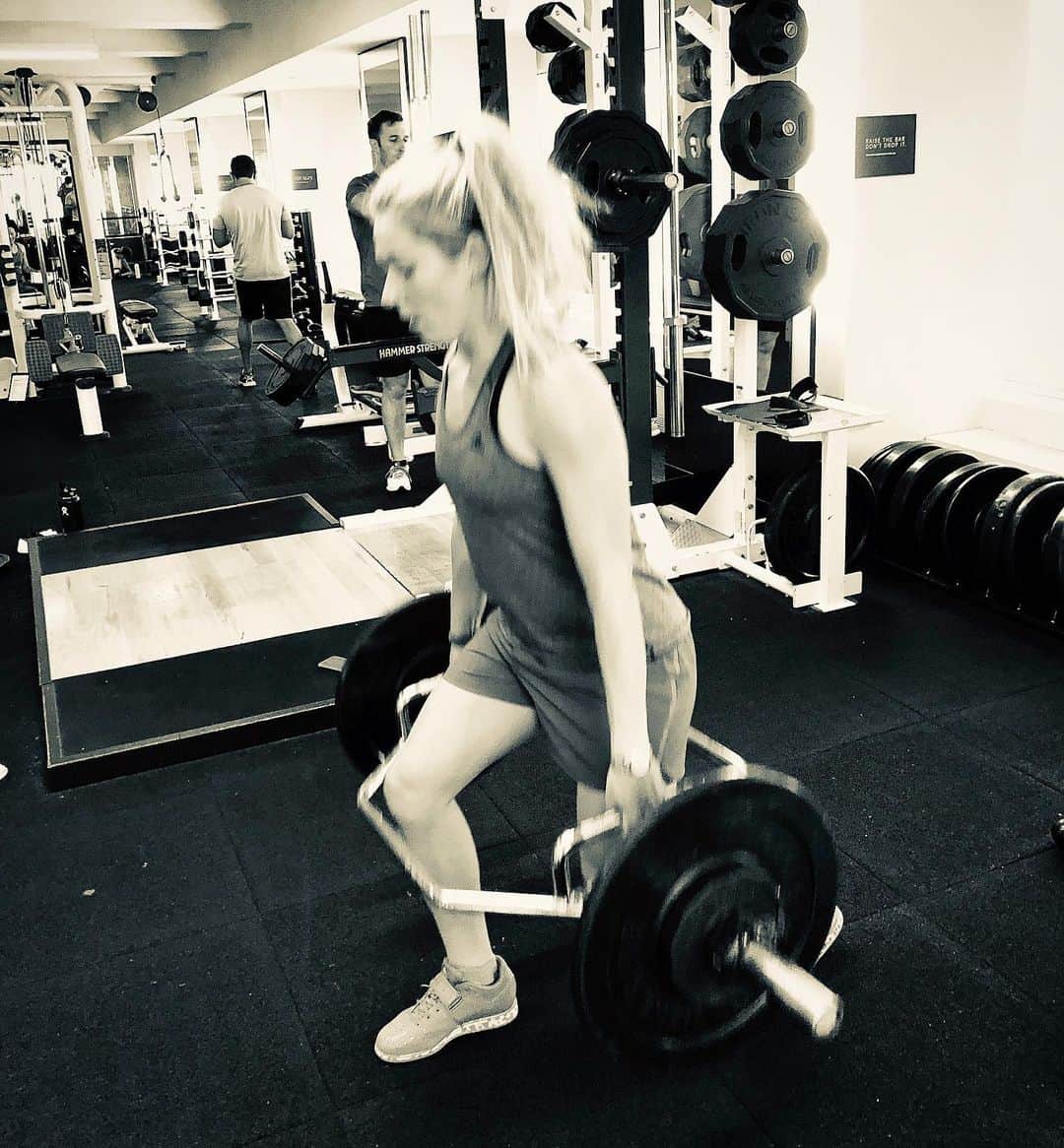 ミカエラ・シフリンのインスタグラム：「Mood: not feeling the motivation to do my afternoon session right now... which means it’s a perfect time to remind myself that I’m so DANG LUCKY that part of my job is literally to workout and stay fit and healthy. I know there are plenty of people who don’t have enough time in the day to even eat a real breakfast let alone get a workout every day... and if that’s not motivation, IDK what is! Ya know what I’m saying? Sooo cheers to that, and I’m gonna go bust out these intervals now! Have a great day and go be active for a little while if you can cause even though it’s not super pleasant during you’ll feel awesome afterwards!! (Or you’ll just feel exhausted and beat... that’s also a possibility😬) K byee🤘」