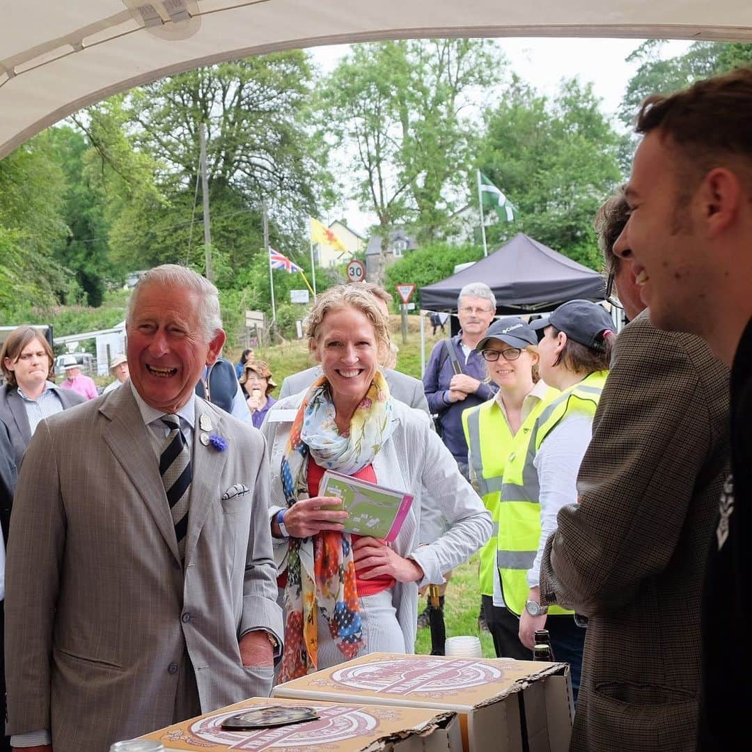 クラレンス邸さんのインスタグラム写真 - (クラレンス邸Instagram)「Three cheers for The Duchess of Cornwall to mark HRH’s birthday during a Big Picnic event in Exmoor National Park today! To end this week’s visit to the South West of England, TRH helped mark 70 years of UK National Parks at a colourful event. The Prince and The Duchess chatted to members of the local community, and met stallholders, food producers and craftspeople. At the end of the visit, TRH were presented with a towering Exmoor-themed cake. 📸 3 & 4: PA」7月18日 5時53分 - clarencehouse