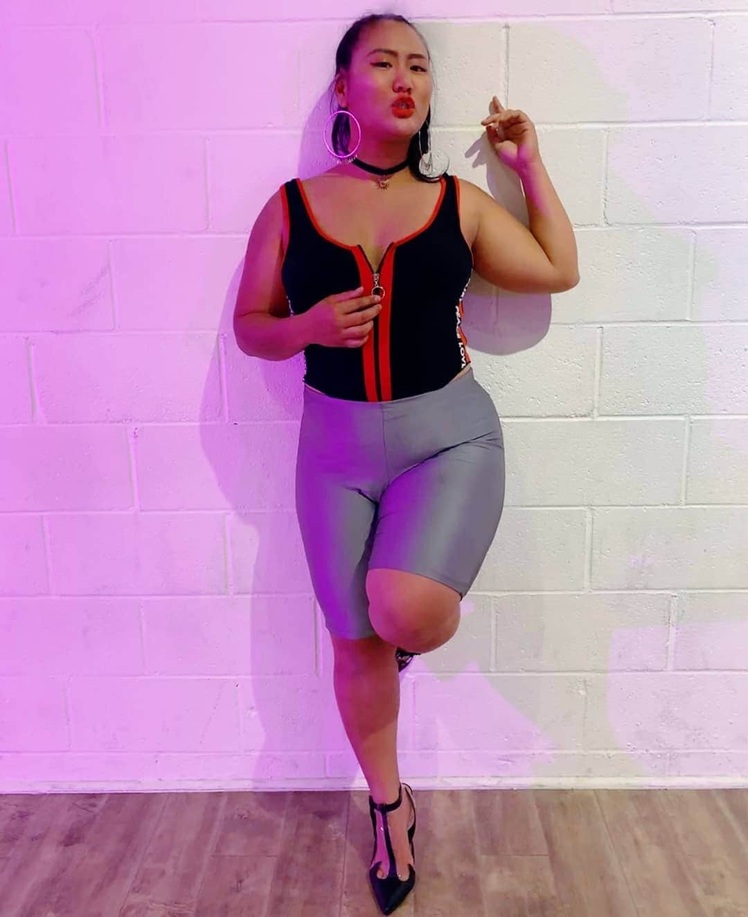 藤井美穂のインスタグラム：「This is my "sexy Donald Trump" impression. "I won't build a wall just be sexy in front of the wall 😈" 👠@shoedazzle #ShoeDazzlePartner  www.shoedazzle.com/summershop」