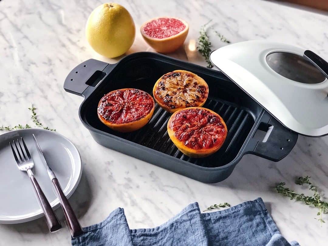 UchiCookのインスタグラム：「This sweet and tart 4-ingredient dessert will be the star of your summer cookout! ♨  1. Pre-heat your steam + grill to medium-high heat 2. Mix together vanilla extract, sugar, and cinnamon.  3. Brush the mixture on each grapefruit half. 4. Place grapefruit face-down on the grill. 5. Grill for 2-3 minutes, or until slightly charred and fragrant.  Grab your new go-to pan for quick and creative meals 😋 www.uchicook.com/shop ✨ — #uchicook #steamgrill #easyrecipes #deliciousrecipes #cookware #kitchenware #instagood #foodstagram #kitchenutensils #stainlesssteel」