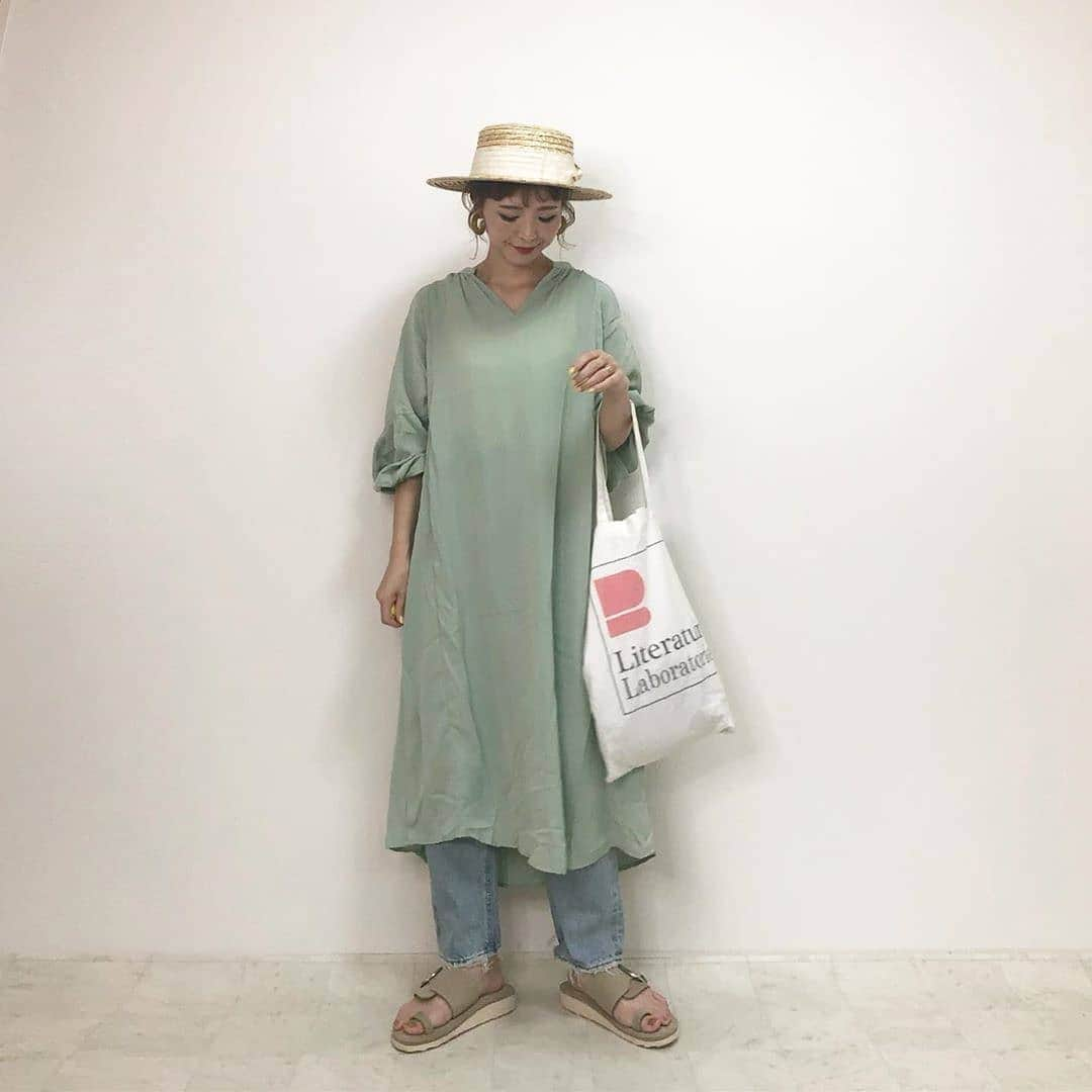 MINEさんのインスタグラム写真 - (MINEInstagram)「. 淡いグリーンの優しいコーデ🌿👒 湿気のあるこの季節でもサラサラとしている素材なら気持ちよく過ごせそうですね！ . アイテムの詳細は  @223.ce さんのアカウントをチェック✔️ 素敵なお写真ありがとうございます☺︎ . . MINEではデニムコーデを大募集！#マインデニム部 をつけて投稿してください👖♡ 投稿していただいたコーデの中から選ばせていただいたものをMINEの記事 or MINE公式インスタグラムにてご紹介させてもらいます！ . #今日のコーデ #コーデ #シンプル #シンプルコーデ #カジュアル #きれいめカジュアル #プチプラ #スカート #夏コーデ #着回し #着回しコーデ #大人コーデ #大人女子 #通勤服 #通勤コーデ #大人ファッション #fashion #code #ootd #mineby3mootd #mineby3m #アラサーコーデ #アラフォーコーデ #オトナ女子 #オトナ女子コーデ #プチプラコーデ #梅雨コーデ #麦わら帽子 #パステルグリーン」7月18日 6時06分 - mineby3m