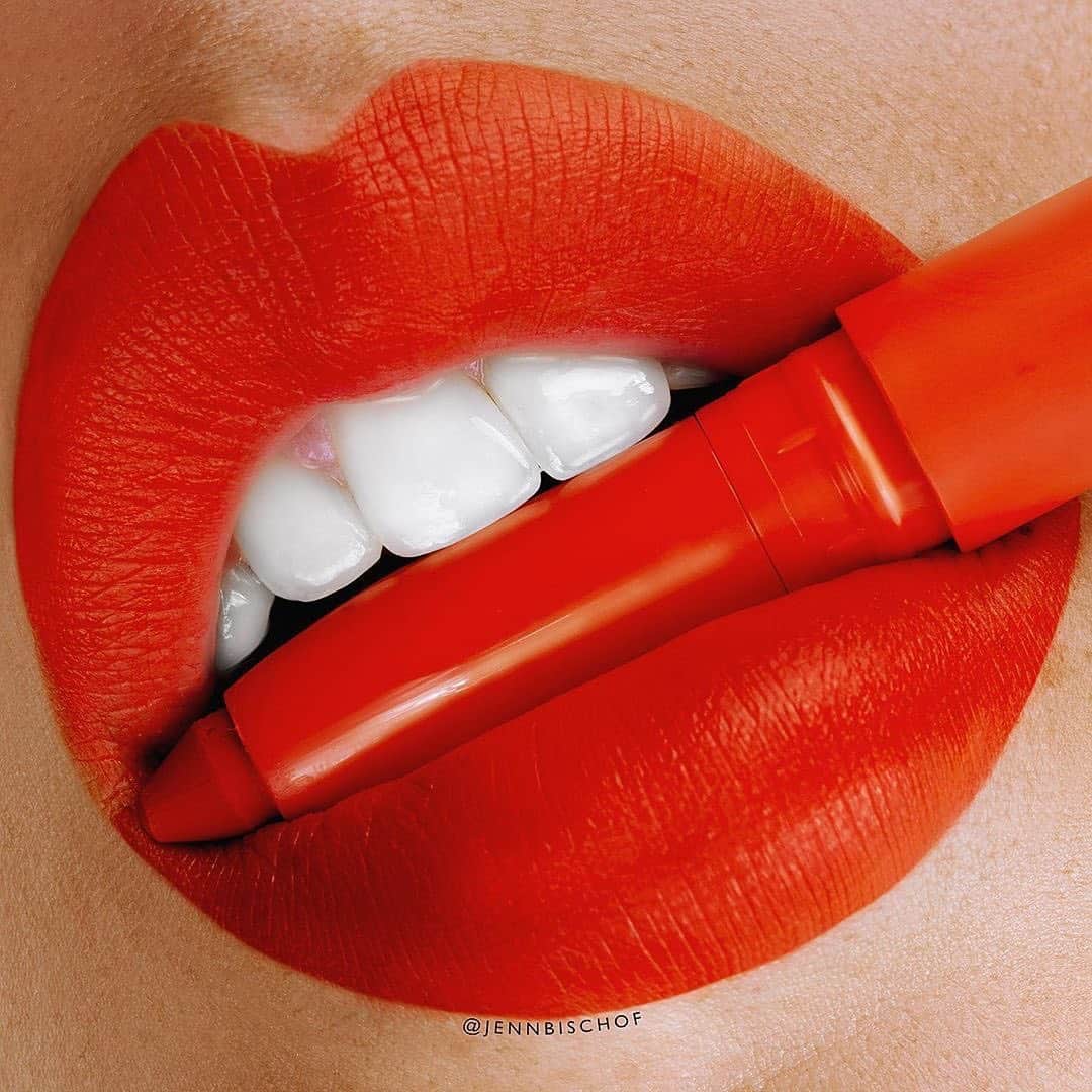 Maybelline New Yorkさんのインスタグラム写真 - (Maybelline New YorkInstagram)「Leave only 🔥 emojis if you would rock this summer shade! This fiery, red-orange lipstick is our #superstayinkcrayon in ‘laugh louder’! #regram @jennbischof #mnyitlook Tap to shop!」7月18日 6時15分 - maybelline